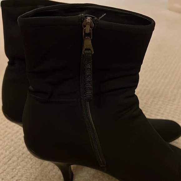 Prada , fabric outside, leather inside, size9, heel 2.5 - Picture 3 of 6